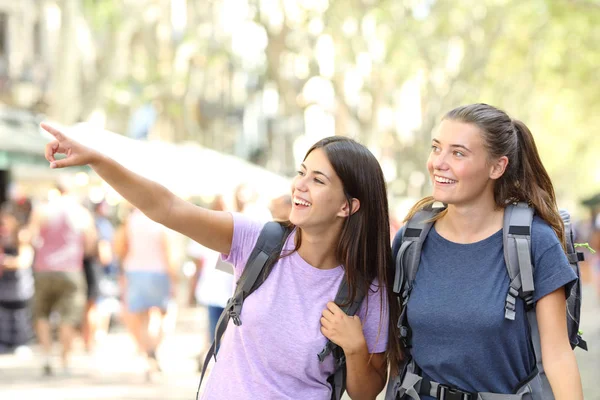 Glückliche Backpacker Freunde Sightseeing Und Zeigen Von Sehenswürdigkeiten Der Straße — Stockfoto