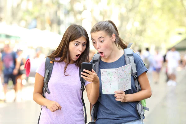 Surprised Backpackers Finding Travel Information Smart Phone Street — Stock Photo, Image
