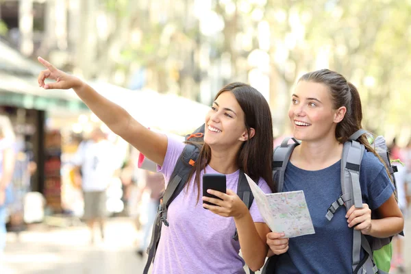 Two Happy Backpackers Sightseeing Big City Street Pointing Landmarks — Stock Photo, Image