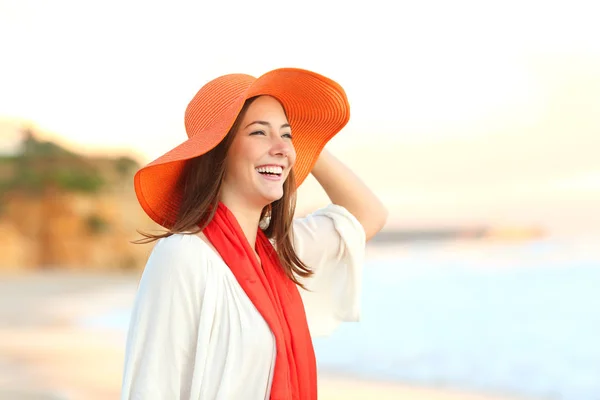 Femme Heureuse Portant Chapeau Photo Orange Contemplant Océan Sur Plage — Photo