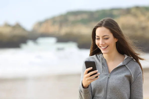 Feliz Adolescente Rindo Usando Telefone Inteligente Andando Praia — Fotografia de Stock