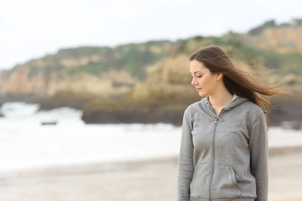 Adolescente Melancólico Olhando Para Baixo Andando Praia Sozinho — Fotografia de Stock