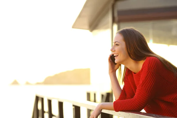 Side View Portrair Resort Guest Having Mobile Phone Conversation Vacation — Stock Photo, Image