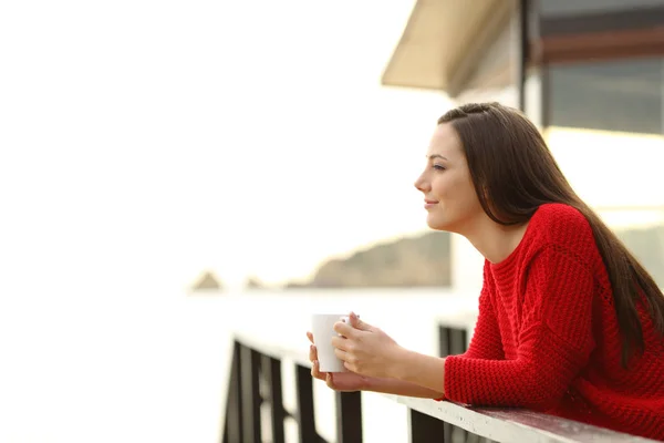 Retrato Una Mujer Relajada Contemplando Las Vistas Playa Desde Hotel —  Fotos de Stock