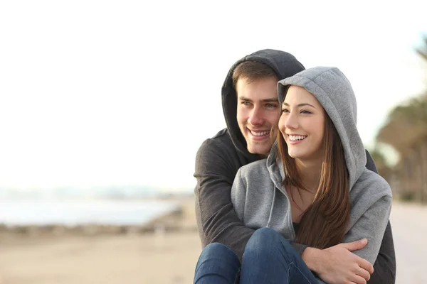 快乐的夫妇的青少年拥抱和看地平线上的海滩 — 图库照片