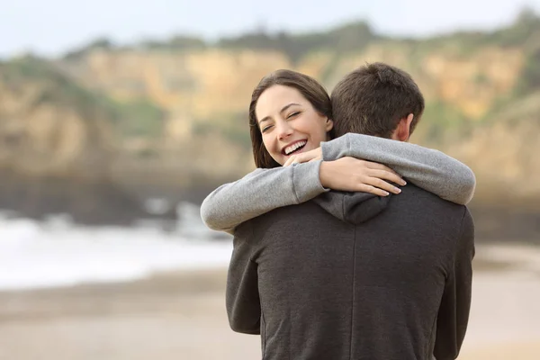 Szczęśliwa Para Nastolatków Przytulanie Spotkanie Plaży — Zdjęcie stockowe