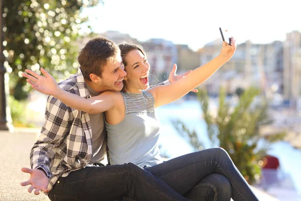 Grappige Paar Nemen Van Selfies Met Een Slimme Telefoon Buitenshuis — Stockfoto