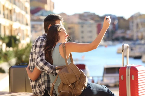 Ευτυχισμένος Τουρίστες Selfies Takig Κάθεται Ένα Λιμάνι Στις Καλοκαιρινές Διακοπές — Φωτογραφία Αρχείου