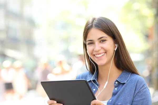 Gadis Berpose Melihat Kamera Mendengarkan Musik Dengan Earphone Jalan — Stok Foto