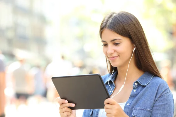 Menina Relaxada Está Assistindo Vídeos Streaming Tablet Rua — Fotografia de Stock