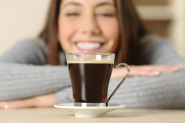 Kahve Kupası'nda seyir mutlu bir kadın portresi yakından önden görünüm