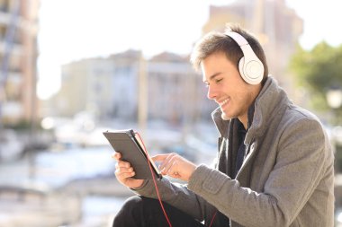 Yan görünümü e-online kış tatil öğrenme mutlu bir adam portresi