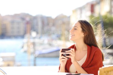 Yan görünümü bir kafede temiz hava tatile sahilde nefes mutlu bir kadın portresi