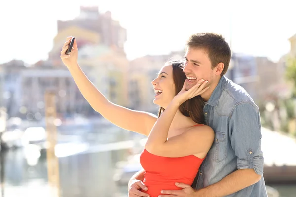 Happy Couple Tourists Taking Selfies Smart Phone Summer Vacation — Stock Photo, Image