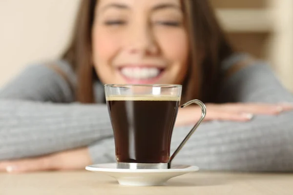 Vista Frontal Cerca Retrato Una Mujer Feliz Mirando Taza Café — Foto de Stock