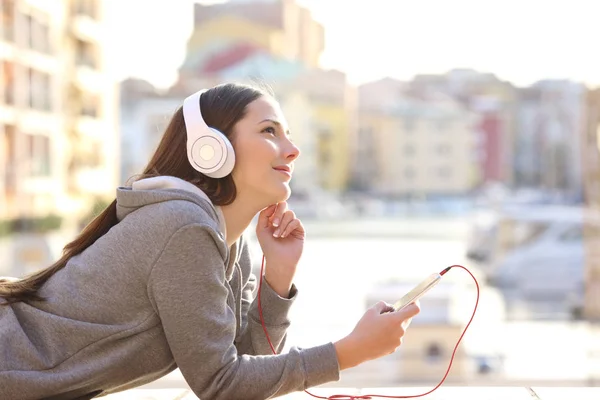 Hayalperest Kız Tatilde Bir Akıllı Telefon Kulaklık Ile Müzik Dinlemek — Stok fotoğraf