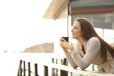 İçme kahve uzak tatil arayan rahatlatıcı mutlu otel Konuk