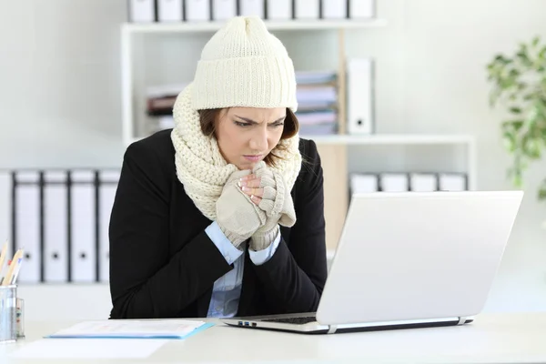 Cold Angry Executive Working Office Heater Failure Winter — Stock Photo, Image