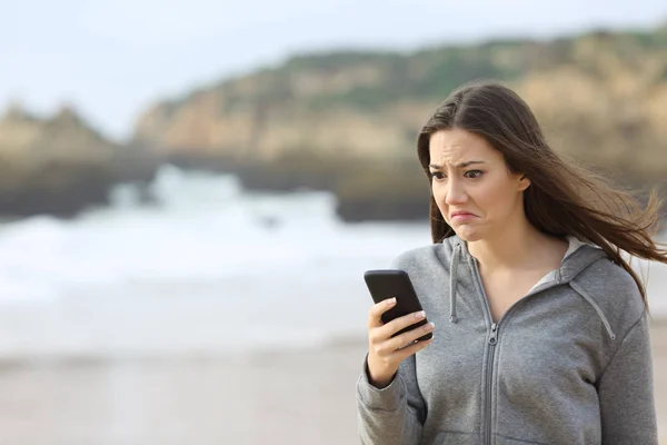 Разочарованное Подростковое Чтение Телефонного Сообщения Гримаса Прогулки Пляжу — стоковое фото