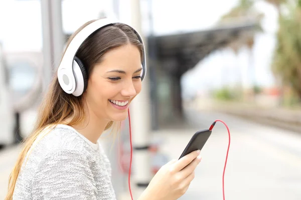 Feliz Viajero Escuchando Música Con Teléfono Inteligente Auriculares Esperando Una —  Fotos de Stock