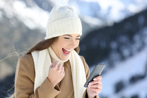 Chica Emocionada Revisando Noticias Línea Invierno Una Montaña Nevada — Foto de Stock