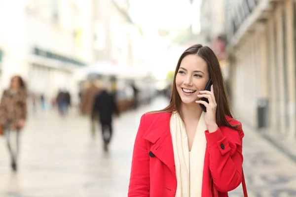 Front View Portrait Happy Woman Talking Phone Walking Street Winter — Stock Photo, Image