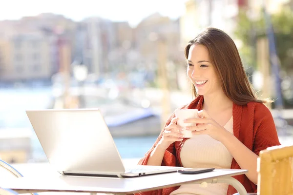 Happy Girl Watching Online Content Laptop Vacation Coffee Shop — Stock Photo, Image