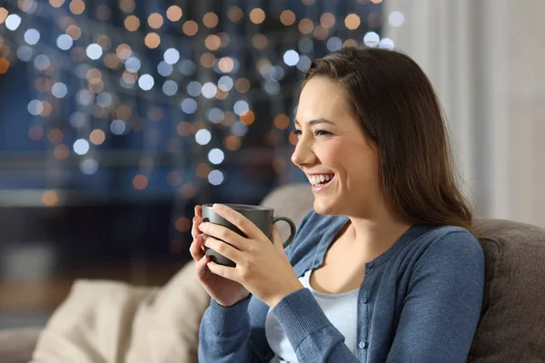 Gadis Bahagia Memegang Cangkir Kopi Malam Hari Duduk Sofa Ruang — Stok Foto