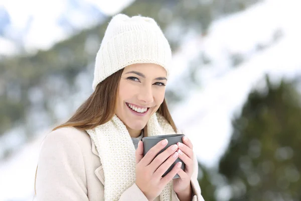 Mutlu Kız Kupa Kahve Kışın Karlı Dağda Tutan Poz — Stok fotoğraf