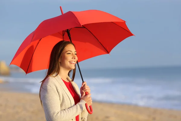 Gelukkig Meisje Met Rode Paraplu Kijken Naar Zonsondergang Zonsopkomst Het — Stockfoto