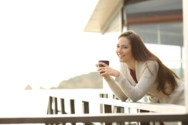 Nöjd Hotellgäst Håller Kaffekopp Som Tittar Dig Från Balkong Semester — Stockfoto