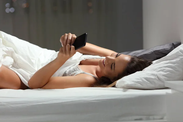 Wanita Bahagia Menggoda Online Tempat Tidur Malam Hari — Stok Foto