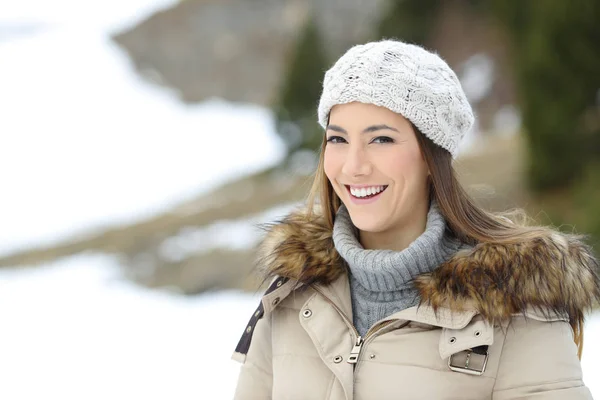 Счастливая Женщина Позирует Перед Камерой Зимнем Празднике Заснеженной Горе — стоковое фото