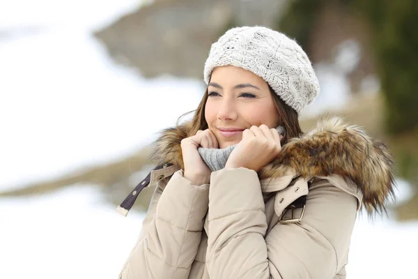 Gelukkige Vrouw Warm Gekleed Wintervakantie Een Besneeuwde Berg — Stockfoto