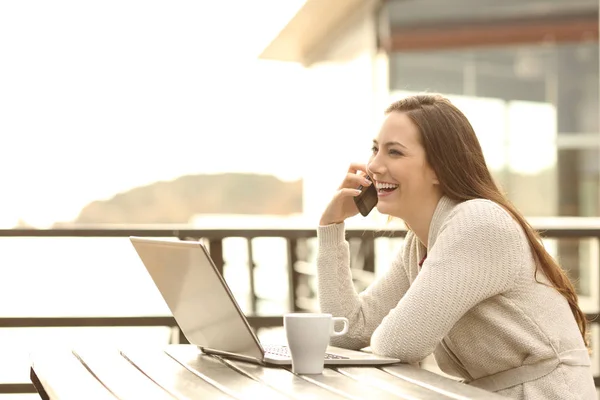 Happy Hotel Guest Vacation Having Phone Conversation Terrace — Stock Photo, Image