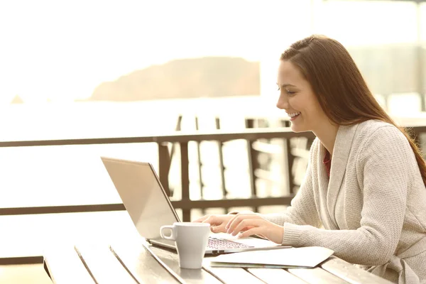 Side View Portrait Happy Hotel Guest Typing Laptop Vacation — Stock Photo, Image