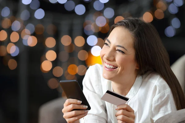 Comprador Online Pensativo Segurando Cartão Crédito Deitado Sofá Sala Estar — Fotografia de Stock