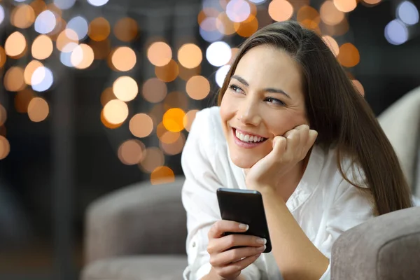 Mulher Pensativa Segurando Telefone Noite Deitada Sofá Sala Estar Casa — Fotografia de Stock