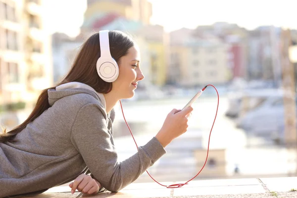 Perfil Una Adolescente Escuchando Música Tumbada Acera Pueblo Costero — Foto de Stock