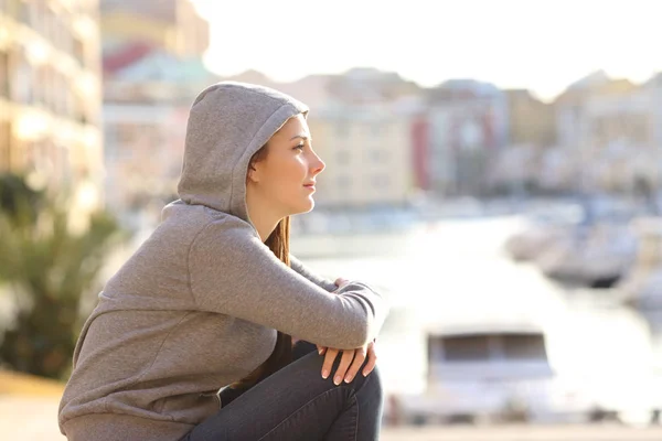 Side View Portrait Relaxed Teen Looking Away Coast Town Street — Stock Photo, Image