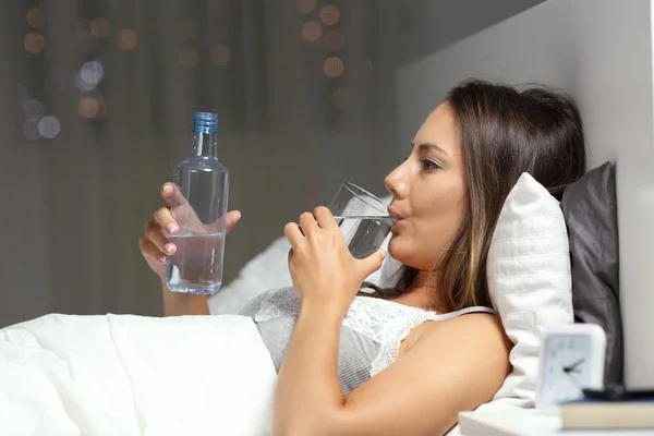 Side View Porträtt Allvarlig Kvinna Dricka Buteljerat Vatten Sängen Natt — Stockfoto