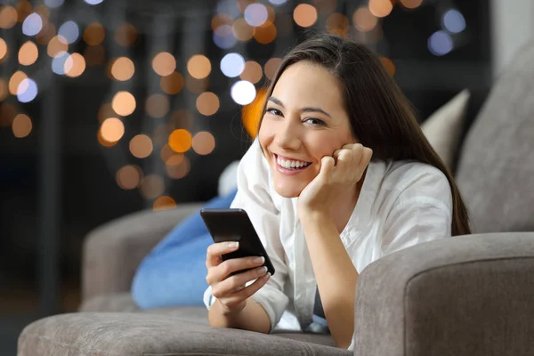 Woman Looking Camera Night Holding Phone Lying Couch Living Room — Stock Photo, Image