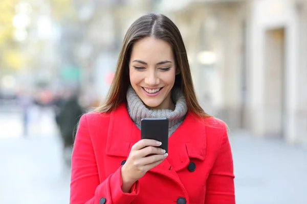 Portrait Une Femme Heureuse Lisant Message Téléphonique Hiver Dans Rue — Photo