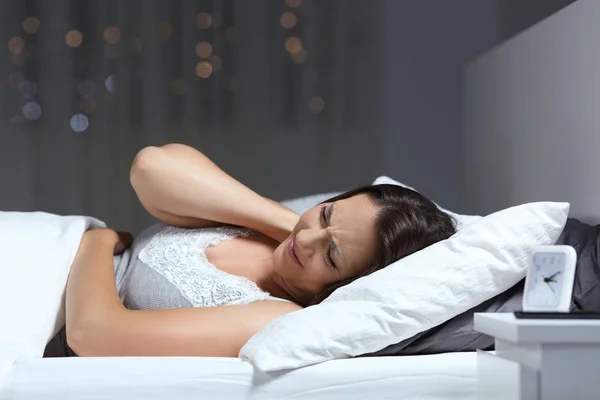 Vrouw Klagende Lijden Fibromyalgie Nacht Het Bed — Stockfoto