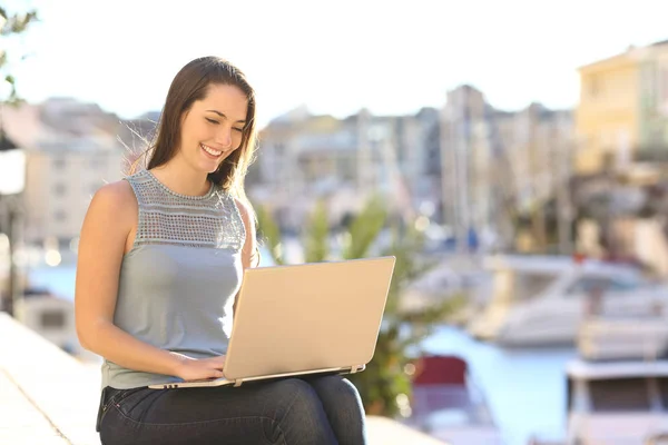 Donna Felice Utilizzando Computer Portatile Una Strada Soleggiata Città Costiera — Foto Stock