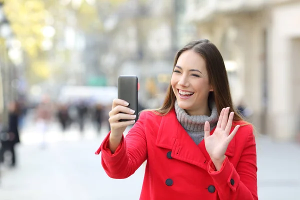 Lycklig Kvinna Röd Viftande Ett Videosamtal Smart Telefon Gatan Vintern — Stockfoto