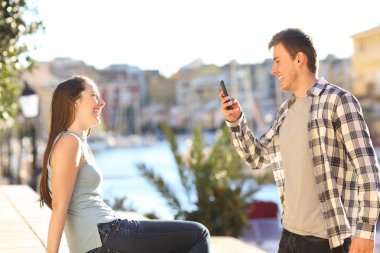 Selfies yaz tatile bir sahil kasabasında sokak çekici çift