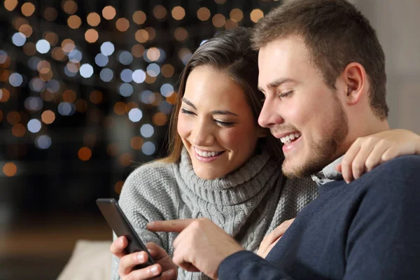 Paar Telefoon Inhoud Inchecken Winter Zittend Een Bank Huiskamer — Stockfoto