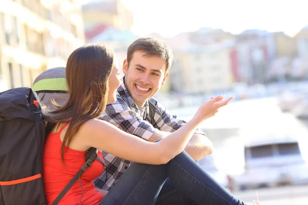 Gelukkige Paar Van Backpakers Rusten Planning Vakantie Praten Een Kust — Stockfoto