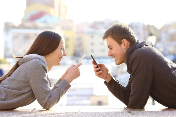 Side View Portrait Couple Teens Using Smart Phones Vacation — Stock Photo, Image
